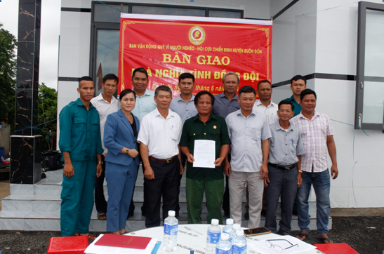 Hội Cựu chiến binh huyện Buôn Đôn, bàn giao nhà “Nghĩa tình đồng đội” cho hội viên nghèo